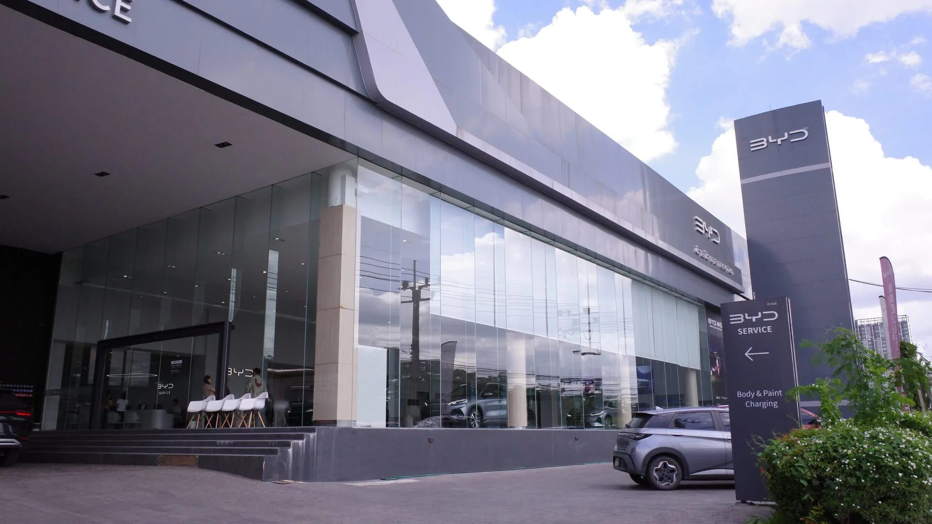 หน้าโชว์รูม BYD Hi-Class กาญจนาภิเษก พร้อมศูนย์บริการ Body & Paint
