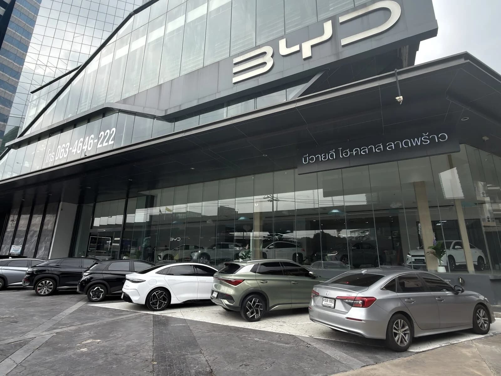 หน้าโชว์รูม BYD Hi-Class ลาดพร้าว เขตจตุจักร กรุงเทพฯ