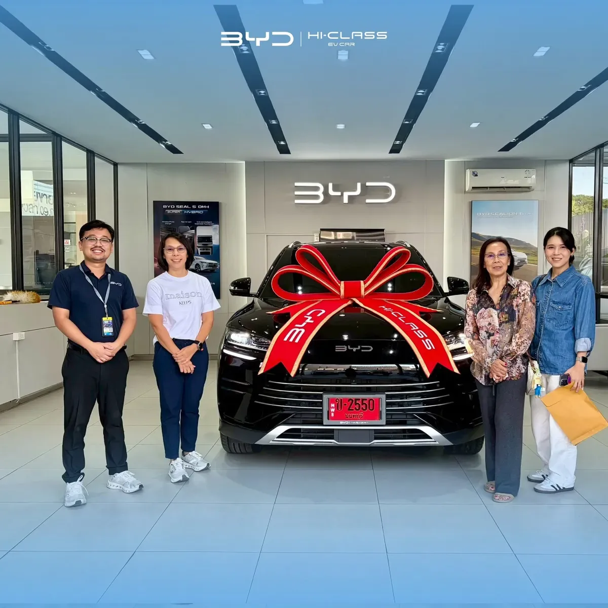 ลูกค้ารับมอบรถ BYD ที่โชว์รูม BYD Hi-Class EV Car (ภาพที่ 08)