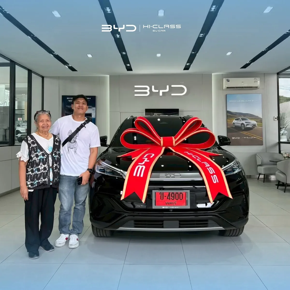 ลูกค้ารับมอบรถ BYD ที่โชว์รูม BYD Hi-Class EV Car (ภาพที่ 09)