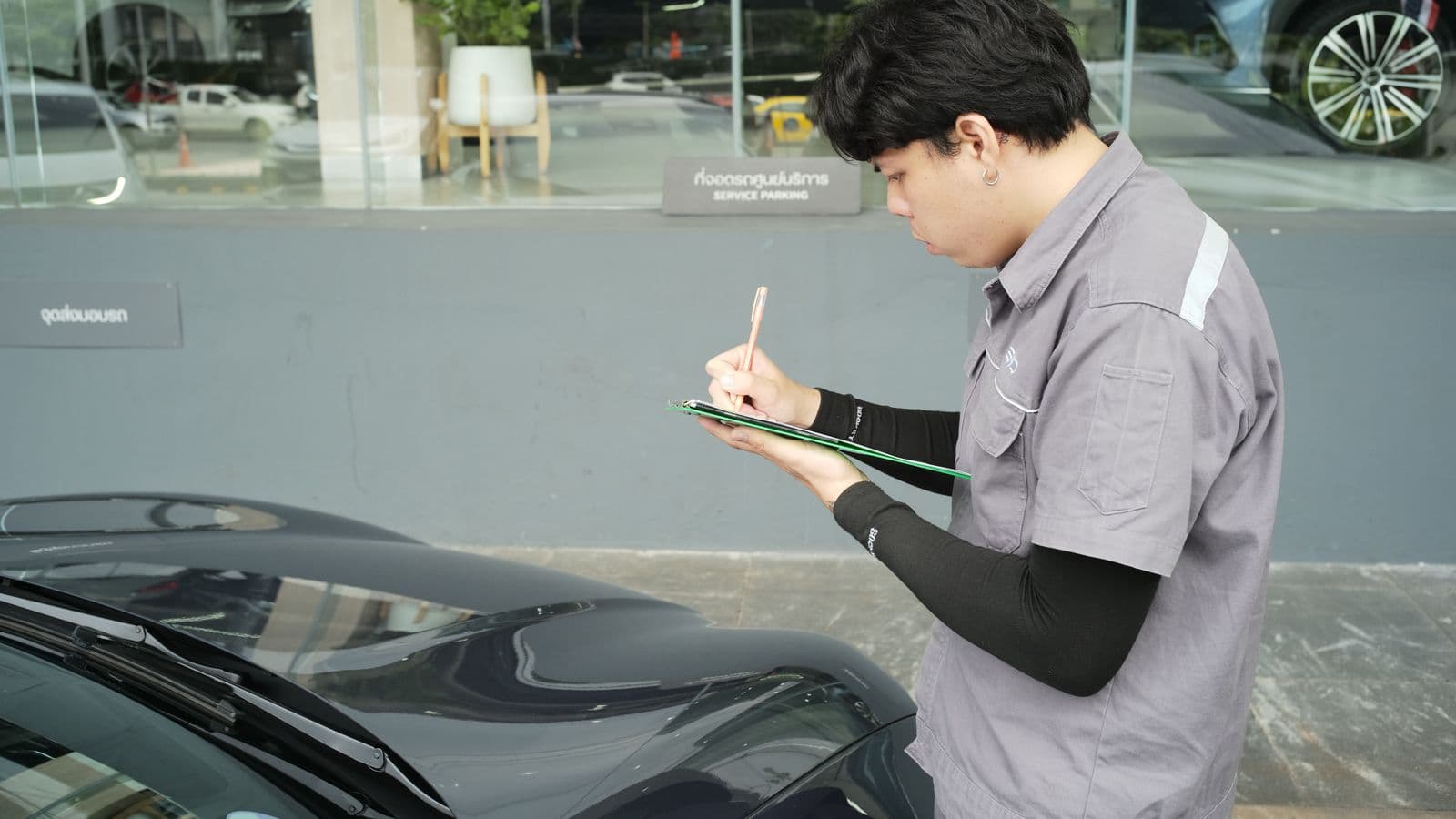 เจ้าหน้าที่ศูนย์บริการตรวจสภาพรถลูกค้าก่อนเข้ารับบริการ