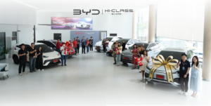 บรรยากาศโชว์รูม BYD Hi-Class ที่เต็มไปด้วยรถยนต์ไฟฟ้าหลากหลายรุ่น พร้อมทีมงานมืออาชีพคอยต้อนรับลูกค้าอย่างอบอุ่น