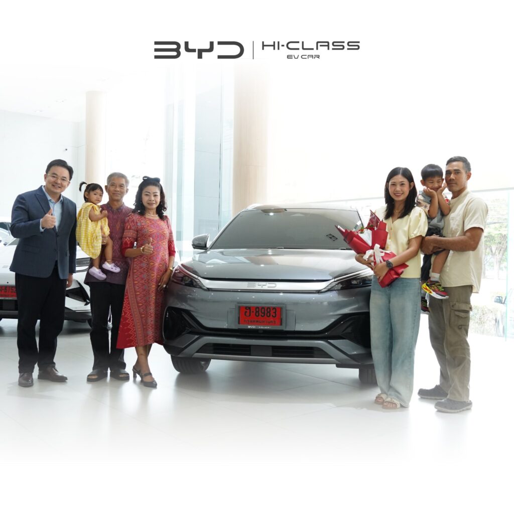 ลูกค้ามีความสุขในวันรับรถ BYD คันใหม่ พร้อมช่อดอกไม้แสดงความยินดีจากทีมงาน BYD Hi-Class