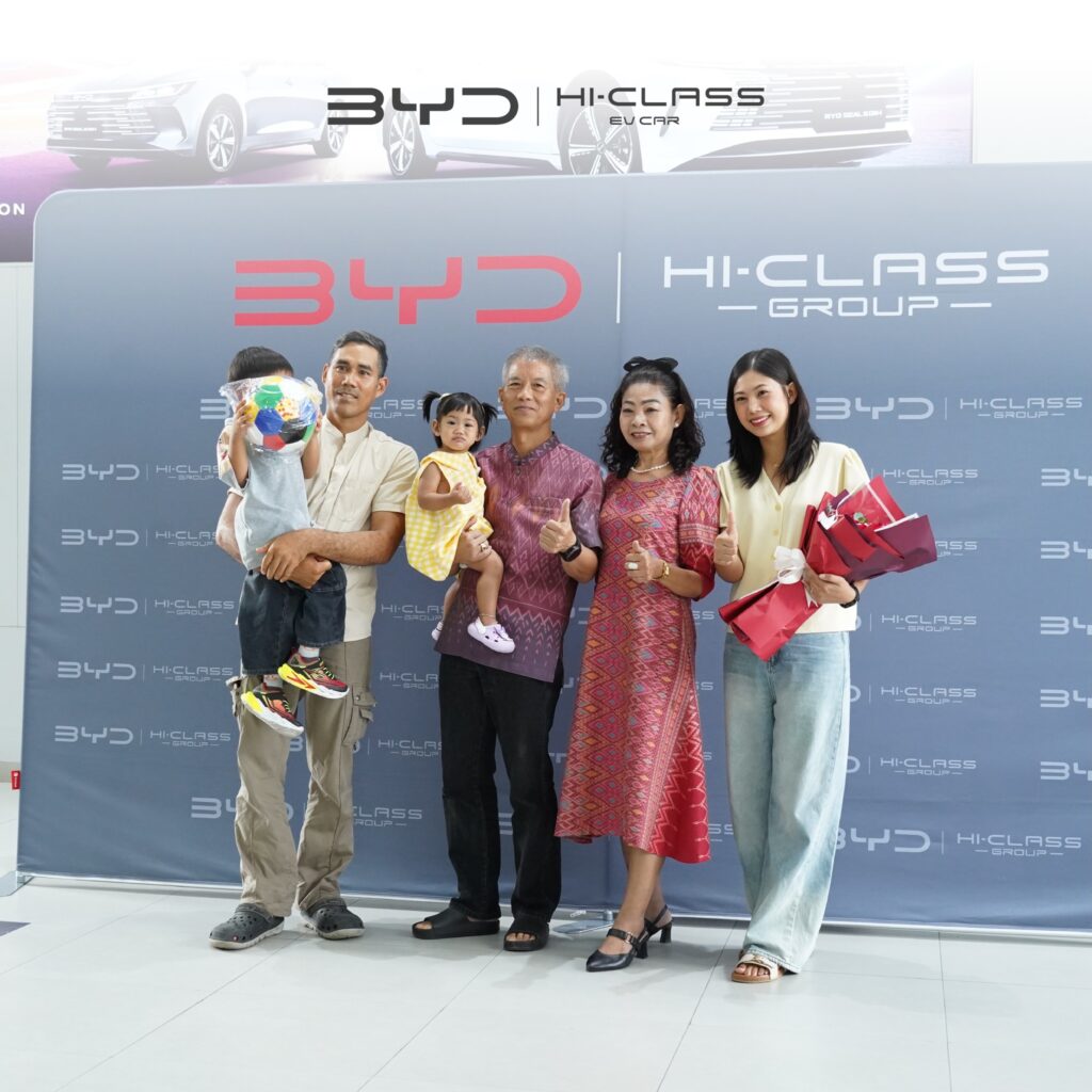 ครอบครัวถ่ายภาพเป็นที่ระลึกหน้าฉากหลัง BYD Hi-Class ในวันรับรถไฟฟ้าคันใหม่
