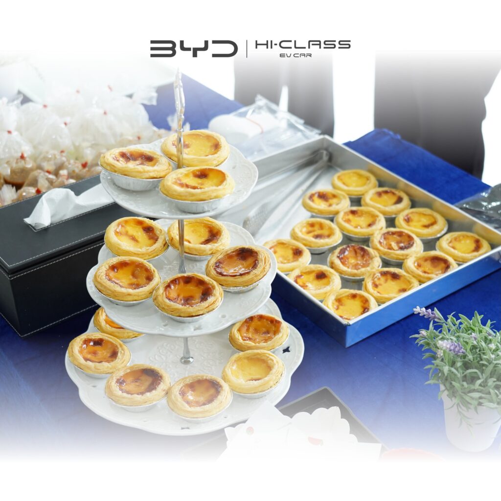 บริการของว่างและทาร์ตไข่แสนอร่อยที่ BYD Hi-Class พร้อมต้อนรับลูกค้าทุกท่านที่เข้ามาเยี่ยมชมโชว์รูม