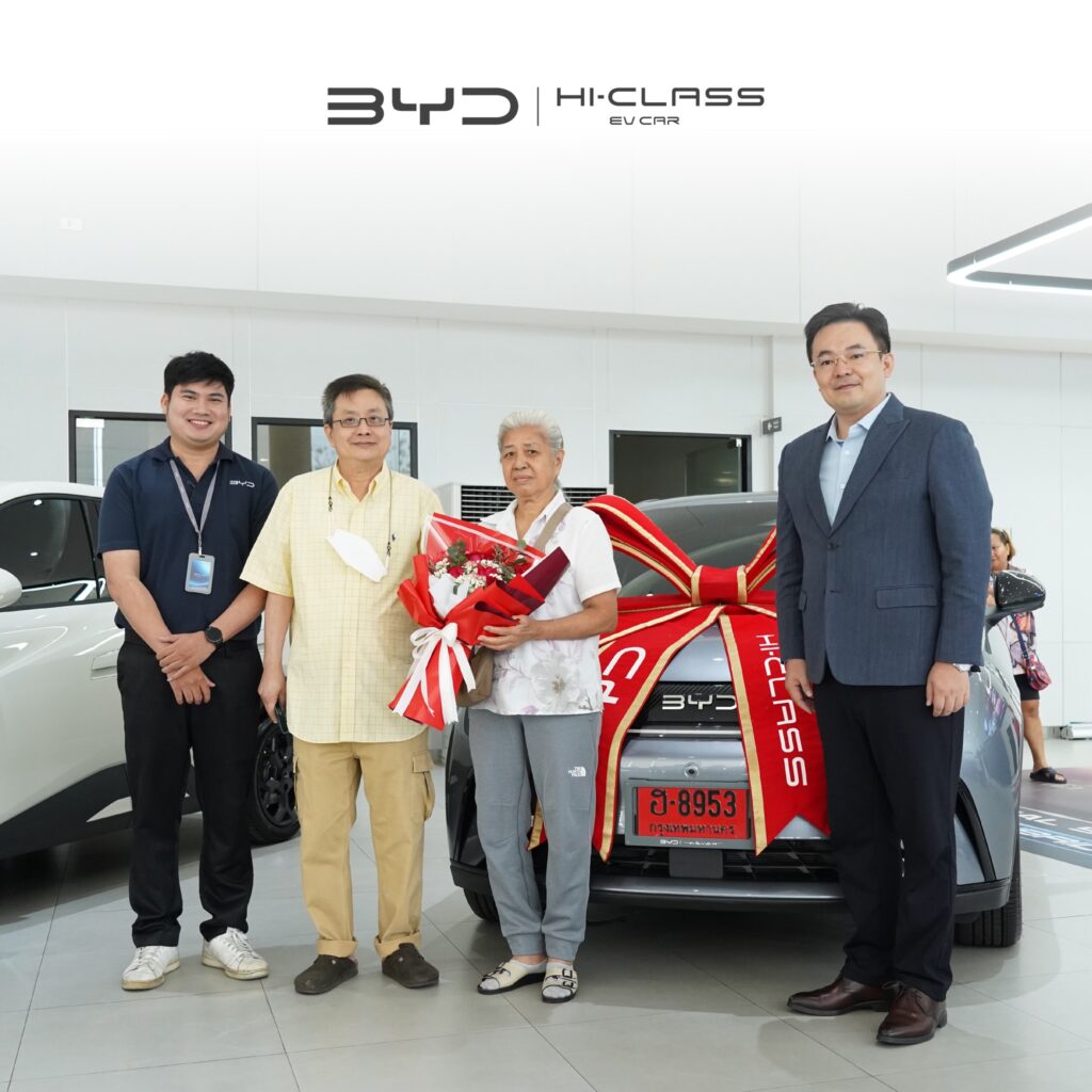ลูกค้าผู้ใหญ่รับมอบรถ BYD พร้อมการดูแลและแนะนำจากที่ปรึกษาการขายมืออาชีพของ BYD Hi-Class