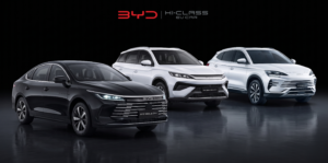 กลุ่มรถยนต์ BYD ตระกูล DM-i (Super Hybrid) ปี 2026 ในประเทศไทย ประกอบด้วย BYD Seal 5 DM-i สีดำ, BYD Sealion 5 DM-i สีขาว และ BYD Sealion 6 DM-i สีขาว จอดเรียงกันในสตูดิโอระดับพรีเมียม พื้นเงาสะท้อนสวยงาม แสดงให้เห็นถึงดีไซน์ที่ทันสมัยและหรูหรา