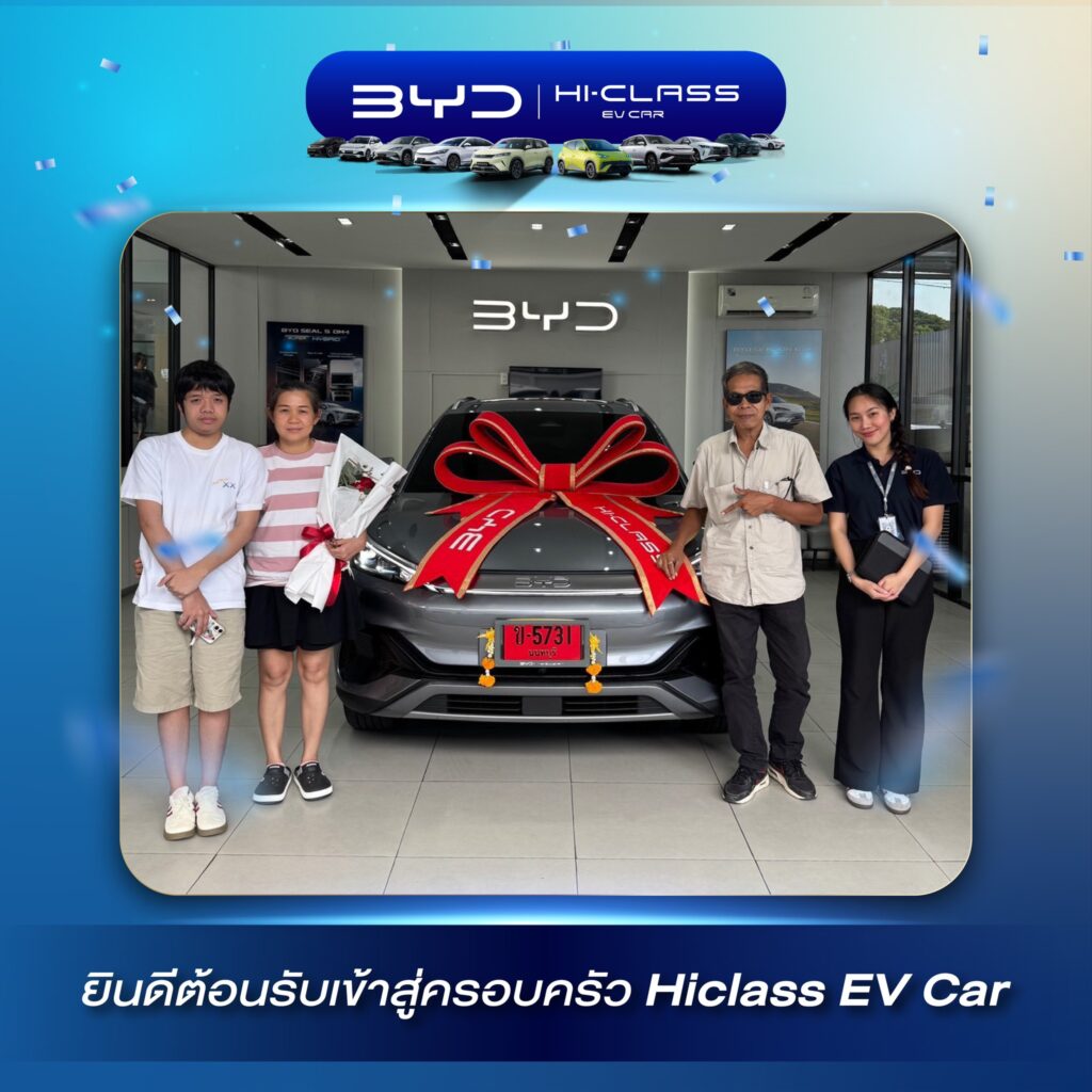 ภาพครอบครัวร่วมยินดีส่งมอบรถใหม่ BYD SUV สีเทา ป้ายแดงนนทบุรี ตกแต่งพวงมาลัยหน้ารถ ที่โชว์รูม Hiclass EV Car